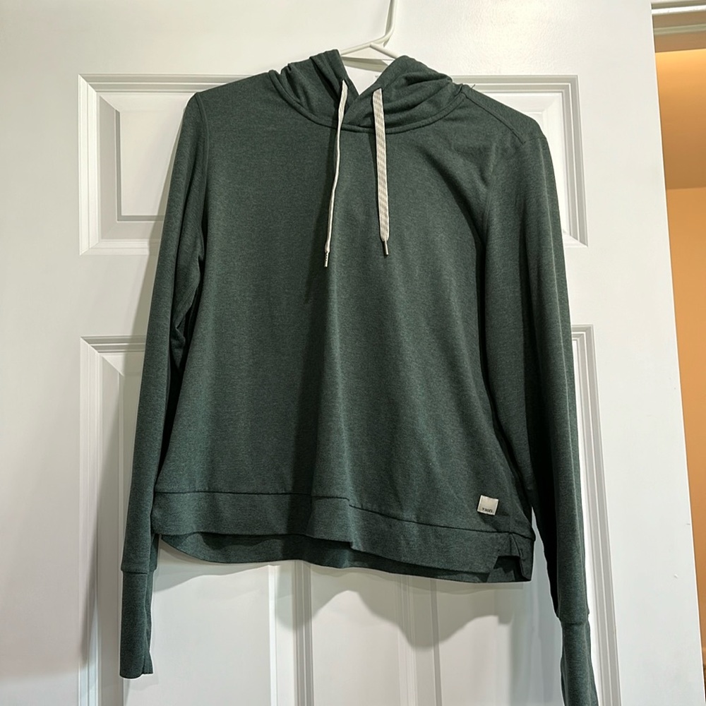 Vuori women’s long sleeve hooded shirt
